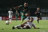 Pesepak bola Persebaya Irfan Jaya (kiri) mencoba melewati hadangan pesepak bola PS Tira Persikabo Andy Setyo Nugroho (kanan) saat pertandingan Liga 1 2019 di Stadion Gelora Bung Tomo, Surabaya, Jawa Timur, Minggu (21/7/2019). Persebaya imbang lawan PS Tira Persikabo dengan skor akhir 1-1. Antara Jatim/Moch Asim/zk.