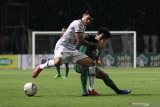 Pesepak bola PS Tira Persikabo Ciro Henrique Alves (kiri) dihadang pesepak bola Persebaya Muhammad Hidayat (kanan) saat pertandingan Liga 1 2019 di Stadion Gelora Bung Tomo, Surabaya, Jawa Timur, Minggu (21/7/2019). Persebaya imbang lawan PS Tira Persikabo dengan skor akhir 1-1. Antara Jatim/Moch Asim/zk.