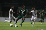 Pesepak bola Persebaya Amido Balde (kedua kiri) mencoba melewati hadangan pesepak bola PS Tira Persikabo Manahati Lestulen (kedua kanan) dan Abduh Lestaluhu (kiri) saat pertandingan Liga 1 2019 di Stadion Gelora Bung Tomo, Surabaya, Jawa Timur, Minggu (21/7/2019). Persebaya imbang lawan PS Tira Persikabo dengan skor akhir 1-1. Antara Jatim/Moch Asim/zk.