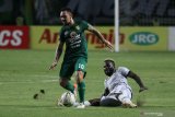 Pesepak bola Persebaya Damian Emanuel Lizio (kiri)  melewati hadangan pesepak bola PS Tira Persikabo Parfait Louis Essengue (kanan) saat pertandingan Liga 1 2019 di Stadion Gelora Bung Tomo, Surabaya, Jawa Timur, Minggu (21/7/2019). Persebaya imbang lawan PS Tira Persikabo dengan skor akhir 1-1. Antara Jatim/Moch Asim/zk.