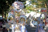 Model mengenakan kostum karnaval yang akan dipakai pada Festival Banyuwangi Ethno Carnival di Banyuwangi, Jawa Timur, Minggu (21/7/2019). Banyuwangi Ethno Carnival merupakan satu dari tiga festival di Banyuwangi yang masuk dalam kalender 100 top even nasional itu, akan digelar pada 27 Juli 2019. Antara Jatim/Budi Candra Setya/zk.