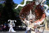 Model mengenakan kostum karnaval yang akan dipakai pada Festival Banyuwangi Ethno Carnival di Banyuwangi, Jawa Timur, Minggu (21/7/2019). Banyuwangi Ethno Carnival merupakan satu dari tiga festival di Banyuwangi yang masuk dalam kalender 100 top even nasional itu, akan digelar pada 27 Juli 2019. Antara Jatim/Budi Candra Setya/zk.