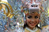 Model mengenakan kostum karnaval yang akan dipakai pada Festival Banyuwangi Ethno Carnival di Banyuwangi, Jawa Timur, Minggu (21/7/2019). Banyuwangi Ethno Carnival merupakan satu dari tiga festival di Banyuwangi yang masuk dalam kalender 100 top even nasional itu, akan digelar pada 27 Juli 2019. Antara Jatim/Budi Candra Setya/zk.