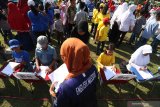 Sejumlah anak mengikuti perlombaan susun kata menggunakan bahasa Inggris saat kegiatan bertajuk 'Competition In English Massive' di Kota Kediri, Jawa Timur, Minggu (21/7/2019). Pemerintah daerah setempat memberikan fasilitas kursus penguasaan bahasa Inggris secara gratis kepada seluruh lapisan masyarakat melalui program Emas (English Massive) dan telah diikuti oleh sedikitnya 3.200 warga. Antara Jatim/Prasetia Fauzani/zk.