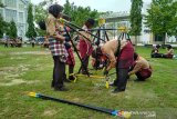 Anggota pramuka membuat simpul menggunakan tali di Taman Bustanulshalatin, Banda Aceh, Aceh, Minggu (21/7/2019). Kegiatan yang diadakan oleh Dewan Kerja Cabang (DKC) Kwarcab Banda Aceh yang diikuti sembilan Sekolah Menengah Atas (SMA) di Kota Banda Aceh bertujuan untuk meningkatkan kemampuan anggota pramuka. (Antara Aceh/ Indra Wijaya)