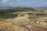 Foto udara gerbang timur Kawasan Ekonomi Khusus (KEK) Mandalika di Kecamatan Pujut, Praya, Lombok Tengah, NTB, Minggu (21/7/2019). Indonesia Tourism Development Corporation (ITDC) selaku BUMN yang mengelola Kawasan Ekonomi Khusus (KEK) Mandalika menargetkan pembebasan lahan untuk pembangunan sirkuit MotoGP di kawasan tersebut akan tuntas sebelum bulan Oktober 2019. ANTARA FOTO/Ahmad Subaidi/nym