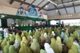 

Suasana acara Harlah Ke-73 Muslimat NU di Aula Muktamar Pondok Pesantren Lirboyo, Kediri, Jawa Timur, Minggu (21/7/2019). Antara Jatim/Asmaul Chusna/zk.