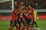 Pesepak bola Bali United Ilija Spasojevic beraksi bersama rekannya setelah berhasil membobol gawang PSS Sleman dalam pertandingan Sepak Bola Liga 1 2019 di Stadion I Wayan Dipta, Gianyar, Senin (22/7/2019). Bali United menang atas PSS Sleman dengan skor 3-1. ANTARA FOTO/Nyoman Budhiana.