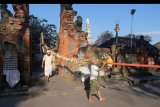 Umat Hindu menyiapkan penjor atau bambu yang dihias menggunakan daun lontar dan hasil bumi untuk Hari Raya Galungan dan Kuningan di Pura Agung Jagatnatha, Denpasar, Bali, Senin (22/7/2019). Menjelang Hari Raya Galungan pada (24/7) dan Hari Raya Kuningan pada (3/8), seluruh pura di Pulau Bali dihiasi sarana upacara untuk merayakan kemenangan 