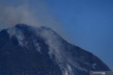 Asap terlihat mengepul dari puncak dan lereng gunung Panderman, Batu, Jawa Timur, Senin (22/7/2019). Pusat Pengendali Operasi (Pusdalops) Badan Penanggulangan Bencana Daerah (BPBD) setempat mencatat kebakaran tersebut melanda 16 hektare kawasan hutan di lereng dan puncak Gunung Panderman. Antara Jatim/Ari Bowo Sucipto/zk