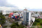 Suasana pemukiman padat penduduk di Kota Banjarmasin, Kalimantan Selatan, Senin (22/7/2019).Pemerintah Kota Banjarmasin terus berupaya membenahi fasilitas umum salah satunya trotoar di sepanjang jalan Ahmad Yani dan ditargetkan pada tahun 2020 bisa dilihat keseluruhannya sebagai gambaran kota yang modern.Foto Antaranews Kalsel/Bayu Pratama S.