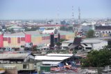 Suasana Kota Banjarmasin, Kalimantan Selatan, Senin (22/7/2019).Pemerintah Kota Banjarmasin terus berupaya membenahi fasilitas umum salah satunya trotoar di sepanjang jalan Ahmad Yani dan ditargetkan pada tahun 2020 bisa dilihat keseluruhannya sebagai gambaran kota yang modern.Foto Antaranews Kalsel/Bayu Pratama S.