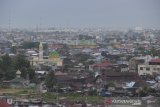 Suasana pemukiman padat penduduk di Kota Banjarmasin, Kalimantan Selatan, Senin (22/7/2019).Pemerintah Kota Banjarmasin terus berupaya membenahi fasilitas umum salah satunya trotoar di sepanjang jalan Ahmad Yani dan ditargetkan pada tahun 2020 bisa dilihat keseluruhannya sebagai gambaran kota yang modern.Foto Antaranews Kalsel/Bayu Pratama S.