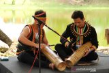 Rainforest World Music Festival (RWMF) merupakan festival musik tahunan yang telah digelar Sarawak Tourism Board (STB) sejak tahun 1998. Event yang rutin digelar setiap tahunnya selama tiga hari di Sarawak Cultural Village atau Kampung Budaya Sarawak di Kuching, Sarawak, Malaysia tersebut, bertujuan untuk merayakan keberagaman musik dunia. Pada tahun ini, RWMF 2019 dilaksanakan pada 12-14 Juli 2019. Dalam festival tersebut, pengunjung dapat menikmati pertunjukan musik, pameran kerajinan, gerai makanan, workshop hingga konser musik. Selain itu, pengunjung juga dapat mencoba beragam aktivitas seperti membuat lukisan, tato henna dari daun inai, bermain kano atau rakit, bermain gasing hingga berbelanja hasil kerajinan warga setempat. Untuk pertunjukan musiknya, tersaji beragam jenis seperti musik tradisional, fusion dan kontemporer. Rainforest World Music Festival menjadi perhelatan musik terbesar di Malaysia, yang pada tahun ini menampilkan 29 musisi yang didatangkan dari berbagai negaradi dunia yaitu antara lain Malaysia, Indonesia, Morocco, Vietnam, Scotland, Canary Islands, Chile, Madagascar, Russia, Ireland, Bhutan, Spanyol, Prancis, Jamaica, Estonia, Iran, Mongolia, New Zealand, Mauritius dan Cape Verde.