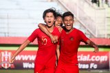 Pesebakbola Timnas Indonesia U 19 Rendy Juliansyah (kiri) bersama Salman Alfarid (kanan) melakukan selebsari setelah mencetak gol ke gawang Persekabpas pada laga Ujicoba pertandingan di Stadion Gelora Delta Sidoarjo, Jawa Timur, Senin (22/7/2019). Timnas Indonesia U 19 Berhasil mengalahkan Persekabpas dengan skor akhir 4-0. Antara Jatim/Umarul Faruq/zk