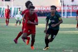 Pesebakbola Timnas Indonesia U 19 Braif Fatari (kiri) berebur bola dengan pesepakbola Persekabpas Ahmad Burhab Afiudin (kanan) pada laga Ujicoba pertandingan di Stadion Gelora Delta Sidoarjo, Jawa Timur, Senin (22/7/2019). Timnas Indonesia U 19 Berhasil mengalahkan Persekabpas dengan skor akhir 4-0. Antara Jatim/Umarul Faruq/zk