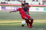 Pesebakbola Timnas Indonesia U 19 Saddam Amerurudin(kiri) berusaha melewati pesepakbola Persekabpas M Azizi(kanan) pada laga Ujicoba pertandingan di Stadion Gelora Delta Sidoarjo, Jawa Timur, Senin (22/7/2019). Timnas Indonesia U 19 Berhasil mengalahkan Persekabpas dengan skor akhir 4-0. Antara Jatim/Umarul Faruq/zk