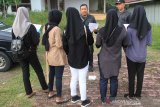 Polisi Syariat Islam atau Wilayatul Hisbah (kanan) memberi arahan kepada warga yang terjaring razia busana muslim di Desa Suak Nii, Kecamatan Johan Pahlawan, Aceh Barat, Senin (22/7/2019). Razia penegakkan Syariat Islam itu menjaring puluhan pria dan wanita yang melanggar yakni perempuan yang memakai celana ketat dan pria yang memakai celana pendek. (Antara Aceh/Syifa Yuliinnas)
