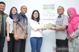 Tim Grab Indonesia dari kiri Satrya Pinandita, Amelia Lim, Guruh Ismaela dan Valenciah Dwitahlie memberikan cenderamata kepada Kepala LKBN ANTARA Biro Sumatera Utara Riza Mulyadi diampingi wartawan senior Evalisa Siregar, Senin (22/7). Dalam kunjungan itu mereka menyampaikan sejumlah program yang sudah berjalan.(Antara Sumut/Septianda Perdana)
