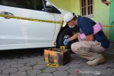 Tim Laboratorium Forensik (Labfor) Polda Jatim melakukan olah tempat kejadian perkara teror mobil dilempar bom molotov orang tak dikenal di Dusun Kauman, Desa/Kecamatan Peterongan, Jombang, Jawa Timur, Senin (22/7/2019). Olah TKP itu sebagai langkah awal dalam melakukan penyelidikan kasus pelemparan mobil menggunakan bom molotov tersebut. Antara Jatim/Syaiful Arif/zk