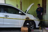 Tim Laboratorium Forensik (Labfor) Polda Jatim melakukan olah tempat kejadian perkara teror mobil dilempar bom molotov orang tak dikenal di Dusun Kauman, Desa/Kecamatan Peterongan, Jombang, Jawa Timur, Senin (22/7/2019). Olah TKP itu sebagai langkah awal dalam melakukan penyelidikan kasus pelemparan mobil menggunakan bom molotov tersebut. Antara Jatim/Syaiful Arif/zk