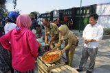 Sejumlah petugas dari TPID Kediri menawarkan cabai kepada pengguna jalan saat operasi pasar murah khusus di Kota Kediri, Jawa Timur, Senin (22/7). TPID Kota Kediri memperpanjang pelaksanaan operasi pasar untuk komoditas cabai hingga 27 Juli 2019, menyusul harga cabai di pasaran masih cukup tinggi sekitar Rp70 ribu per kilogram. Antara Jatim/Asmaul Chusna/zk.