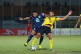 Pesepak bola Barito Putera Lucas Rodrigues Ramos Da Silva (kanan) berduel dengan pesepak bola Persela Lamongan Alex Dos Santos Goncalves (kiri) saat pertandingan Sepak Bola Liga 1 2019 di Stadion Demang Lehman Martapura, Kalimantan Selatan, Senin (22/7/2019).Pertandingan tersebut berakhir dengan skor imbang 0-0.Foto Antaranews Kalsel/Bayu Pratama S.