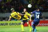 Pesepak bola Barito Putera Rafael Feital Da Silva (kiri) melakukan tendangan voly saat pertandingan Sepak Bola Liga 1 2019 di Stadion Demang Lehman Martapura, Kalimantan Selatan, Senin (22/7/2019).Pertandingan tersebut berakhir dengan skor imbang 0-0.Foto Antaranews Kalsel/Bayu Pratama S.