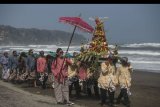 Warga mengikuti kirab saat prosesi labuhan Pisungsung Jaladri di Pantai Parangkusumo, Bantul, DI Yogyakarta, Selasa (23/7/2019). Tradisi Pisungsung Jaladri yang diikuti ribuan masyarakat Parangtriris itu menjadi bentuk syukur atas segala limpahan rejeki dan keselamatan dari Tuhan Yang Maha Esa. ANTARA FOTO/Hendra Nurdiyansyah/nym.