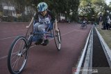 Pelajar berkebutuhan khusus bertanding pada nomor lari kursi roda 100 meter saat mengikuti ajang Olimpiade Olahraga Siswa Nasional (O2SN) SLB 2019 Tingkat Jawa Barat di GOR Pajajaran, Bandung, Jawa Barat, Selasa (23/7/2019). Sedikitnya 437 peserta siswa SLB se-Jawa Barat  mengikuti ajang 02SN yang bertujuan sebagai wadah pembibitan atlet muda sekaligus salah satu tahap seleksi untuk Pekan Olahraga Pelajar Nasional 2019 mendatang. ANTARA JABAR/Novrian Arbi/agr