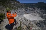 Petugas BPBD Kabupaten Bandung Barat melakukan pengamatan di Kawah Ratu Gunung Tangkuban Parahu, Kabupaten Bandung Barat, Jawa Barat, Selasa (23/7/2019). Berdasarkan hasil rekaman seismograf pos pengamatan PVMBG Tangkuban Parahu mencatat, pada 21 Juli 2019 terpantau terjadi 425 kali gempa hembusan Gunung Tangkuban Parahu serta kegempaan tremor harmonik berjumlah dua kali dengan amplitudo 1.5-2 mm serta durasi 44-45 detik. ANTARA JABAR/Raisan Al Farisi/agr