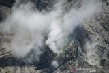 Kepulan asap keluar dari Kawah Ratu Gunung Tangkuban Parahu di Kabupaten Bandung Barat, Jawa Barat, Selasa (23/7/2019). Berdasarkan hasil rekaman seismograf pos pengamatan PVMBG Tangkuban Parahu mencatat, pada 21 Juli 2019 terpantau terjadi 425 kali gempa hembusan Gunung Tangkuban Parahu serta kegempaan tremor harmonik berjumlah dua kali dengan amplitudo 1.5-2 mm serta durasi 44-45 detik. ANTARA JABAR/Raisan Al Farisi/agr