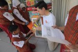 Sejumlah pelajar sekolah dasar meminjam buku di perpustakaan mini Kerik Jamu (Tuker Plastik - Pinjam Buku) di Alfamart Jalan Ciliwung, Surabaya, Jawa Timur, Selasa (23/7/2019). Perpustakaan mini Kerik Jamu yang digagas oleh Oliver Utomo Budiman dan tersebar di 50 toko Alfamart di kawasan Kota Surabaya, Gresik dan Sidoarjo itu menyediakan berbagai macam buku untuk anak hanya dengan menukarkan sampah plastik dan bertujuan untuk meningkatkan minat baca serta menanamkan rasa peduli sampah plastik sejak dini. Antara Jatim/Didik Suhartono/ZK