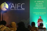 Wakil Menteri Keuangan Mardiasmo (kanan) menyampaikan materi saat menjadi pembicara dalam Konferensi Tahunan Keuangan Syariah yang ke-4 (4th Annual Islamic Finance Conference) di Surabaya, Jawa Timur, Rabu (24/7/2019). Konferensi yang mengusung tema 