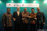 Wakil Menteri Keuangan Mardiasmo (tengah) bergandengan tangan dengan Kepala Badan Kebijakan Fiskal Kementerian Keuangan Suahasil Nazara (kiri), Director General, Country Relations and Services Islamic Development Bank Walid Abdelwahab (kedua kiri), Resident Representative UNDP Cristophe Bahuet (kanan) dan Wakil Gubernur Jawa Timur Emil Elestianto Dardak (kedua kanan) saat Konferensi Tahunan Keuangan Syariah yang ke-4 (4th Annual Islamic Finance Conference) di Surabaya, Jawa Timur, Rabu (24/7/2019). Konferensi yang mengusung tema 