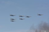 Pesawat tempur F-16 Fighting Falcon mengikuti latihan demo penembakan udara (Fire Power Demo) di Air Weapon Range Pandanwangi, Lumajang, Jawa Timur, Rabu (24/7/2019). Fire Power Demo itu rangkaian dari puncak latihan tempur Angkasa Yudha 2019 oleh TNI AU. Antara Jatim/Seno/zk.