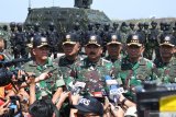 Panglima TNI Marsekal Hadi Tjahjanto (tengah), didampingi KASAU Marsekal TNI Yuyu Sutisna (kedua kanan), Pangkostrad Letjen TNI Besar Harto Karyawan (kiri), usai demo penembakan udara (Fire Power Demo) di Air Weapon Range Pandanwangi, Lumajang, Jawa Timur, Rabu (24/7/2019). Fire Power Demo itu rangkaian dari puncak latihan tempur Angkasa Yudha 2019 oleh TNI AU. Antara Jatim/Seno/zk.