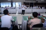 Kepala Badan Naskotika Nasional Provinsi (BNNP) Aceh, Brigjen Pol Faisal Abdul Naser (kiri) , memberikan pembekalan kepada siswa saat mengikuti seleksi program Siswa Mengenal Nusantara di Kantor PT PLN (persero) Wilayah Aceh, Banda Aceh, Aceh, Rabu (24/7/2019). Program SMN dalam rangkaian 