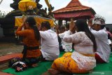 Umat Hindu melakukan sembahyang saat perayaan Hari Raya Galungan di Pura Luhur Giri Arjuno, Batu, Jawa Timur, Rabu (24/7/2019). Umat Hindu di Batu merayakan Hari Raya Galungan setiap enam bulan sekali sebagai hari tanda kemenangan (Dharma) atas kejahatan (Adharma). Antara Jatim/Ari Bowo Sucipto/zk