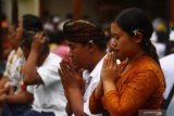 Umat Hindu melakukan sembahyang saat perayaan Hari Raya Galungan di Pura Luhur Giri Arjuno, Batu, Jawa Timur, Rabu (24/7/2019). Umat Hindu di Batu merayakan Hari Raya Galungan setiap enam bulan sekali sebagai hari tanda kemenangan (Dharma) atas kejahatan (Adharma). Antara Jatim/Ari Bowo Sucipto/zk