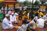 Umat Hindu merayakan Hari Raya Galungan dengan makan bersama Pura Luhur Giri Arjuno, Batu, Jawa Timur, Rabu (24/7/2019).  Umat Hindu di Batu merayakan Hari Raya Galungan setiap enam bulan sekali sebagai hari tanda kemenangan (Dharma) atas kejahatan (Adharma). Antara Jatim/Ari Bowo Sucipto/zk