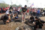 Peserta Cross Culture International Folk Art Festival menanam pohon di Taman Hiburan Pantai Kenjeran, Surabaya, Jawa Timur, Rabu (24/7/2019). Kegiatan itu merupakan rangkaian Surabaya Cross Culture International Folk Art Festival 2019 yang diikuti 13 negara dan lima provinsi dari Indonesia. Antara Jatim/Didik Suhartono/ZK