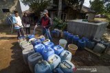 Warga mengisi air bersih di salah satu sumur swadaya di Desa Cibungur, Batujajar Timur, Kabupaten Bandung Barat, Jawa Barat, Rabu (24/7/2019). Warga menyatakan semenjak adanya pabrik di kawasan tersebut, sumur di pemukiman warga mengering sehingga warga terpaksa antre untuk kebutuhan air bersih di sumur swadaya masyarakat. ANTARA JABAR/Raisan Al Farisi/agr