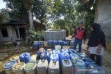 Warga mengisi air bersih di salah satu sumur swadaya di Desa Cibungur, Batujajar Timur, Kabupaten Bandung Barat, Jawa Barat, Rabu (24/7/2019). Warga menyatakan semenjak adanya pabrik di kawasan tersebut, sumur di pemukiman warga mengering sehingga warga terpaksa antre untuk kebutuhan air bersih di sumur swadaya masyarakat. ANTARA JABAR/Raisan Al Farisi/agr