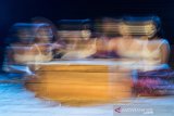 Pelakon yang tergabung dalam Lab. Teater Tubuh Bandung menampilkan teatrikal berjudul Dewi-Dewi saat Festival Teater Tubuh Payung Hitam 2019 di Amphiteater Selasar Sunaryo Art, Bandung, Jawa Barat, Rabu (24/7/2019) malam. Lakon Dewi-Dewi karya Wail Irsyad dan Rachman Sabur ini merupakan sebuah cerita tentang kecantikan perempuan yang berasal dari ketangguhannya dan yang bekerja keras. ANTARA JABAR/M Agung Rajasa/agr