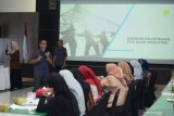 General Manajer PT PLN (Persero) Wilayah  Aceh, Jefri Rosiadi (kedua kiri) memberikan penjelasan terkait kondisi kelistrikan di Aceh kepada siswa yang lulus seleksi mengikuti program Siswa Mengenal Nusantara (SMN) di Banda Aceh, Aceh, Rabu (24/7/2019). Sebanyak 26 siswa dan tiga orang di antaranya penyandang disalibitas yang lulus seleksi mengikuti program SMN dalam rangkaian 