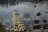 Warga menyeberangi Sungai Ciwulan menggunakan rakit di Desa Papayan, Kabupaten Tasikmalaya, Jawa Barat, Kamis (25/7/2019). Sepanjang aliran Sungai Ciwulan terdampak pencemaran sungai yang diduga berasal dari limbah pabrik, penambangan pasir ilegal, dan sampah ke sungai sehingga mengakibatkan air sungai keruh dan merusak ekosistem sungai. ANTARA JABAR/Adeng Bustomi/agr