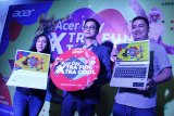 General Sales Manager Acer Indonesia Nino Wirawan bersama Head of Consumers Product Acer Theresia Hanydawati (kiri) memperlihatkan produk laptop Acer baru saat perkenalan di Pontianak, Kalimantan Barat, Selasa (23/7/2019). Acer memperkenalkan tiga produk baru laptop yaitu Concept D yang dilengkapi akurasi warna lebih tinggi dengan 100 persen Adobe RGB color gamut yang dibutuhkan para kreator konten, Nitro 7 yang dibekali teknologi visual gaming yang cepat, bebas blur dengan dukungan refresh rate 144 Hz dan response time 3 milisecond serta Swift 7 bagi kalangan profesional yang membutuhkan laptop tipis juga ringan dengan desain bergaya. ANTARA FOTO/Jessica Helena Wuysang