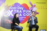 General Sales Manager Acer Indonesia Nino Wirawan bersama Head of Consumers Product Acer Theresia Hanydawati (kiri) memperlihatkan produk laptop Acer baru saat perkenalan di Pontianak, Kalimantan Barat, Selasa (23/7/2019). Acer memperkenalkan tiga produk baru laptop yaitu Concept D yang dilengkapi akurasi warna lebih tinggi dengan 100 persen Adobe RGB color gamut yang dibutuhkan para kreator konten, Nitro 7 yang dibekali teknologi visual gaming yang cepat, bebas blur dengan dukungan refresh rate 144 Hz dan response time 3 milisecond serta Swift 7 bagi kalangan profesional yang membutuhkan laptop tipis juga ringan dengan desain bergaya. ANTARA FOTO/Jessica Helena Wuysang