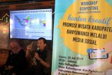 Staf Ahli Menteri Bidang Hukum Kominfo RI Henri Subiakto (kanan) memberikan edukasi konten kreatif promosi pariwisata kepada komunitas media sosial di Pelinggihan Dinas Kebudayaan dan Pariwisata Banyuwangi, Jawa Timur, Kamis (25/7/2019). Kegiatan yang bertema Genposting (gerakan Positive Thingking) tersebut, sebagai strategi promosi pariwisata melalui medis sosial. Antara Jatim/Budi Candra Setya/zk.